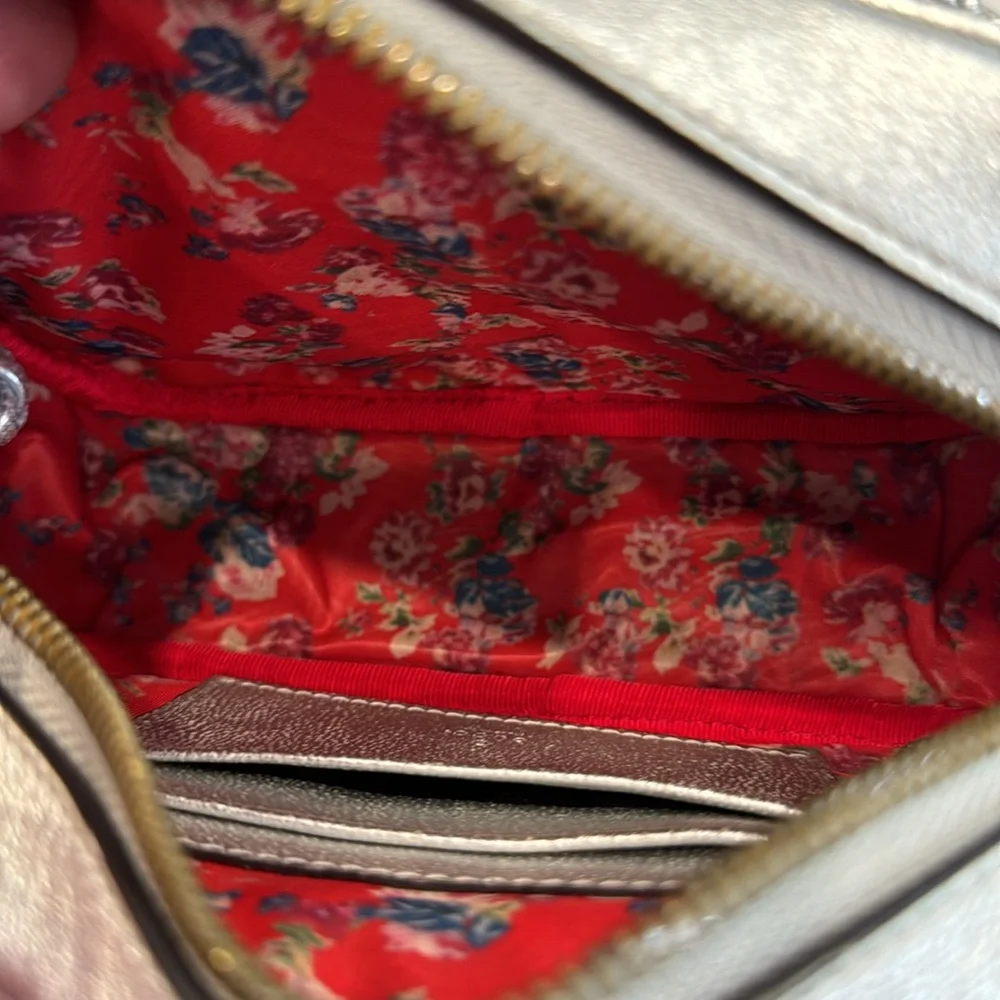 Silver Quilted GG Logo Crossbody NWOT - Picture 6 of 6